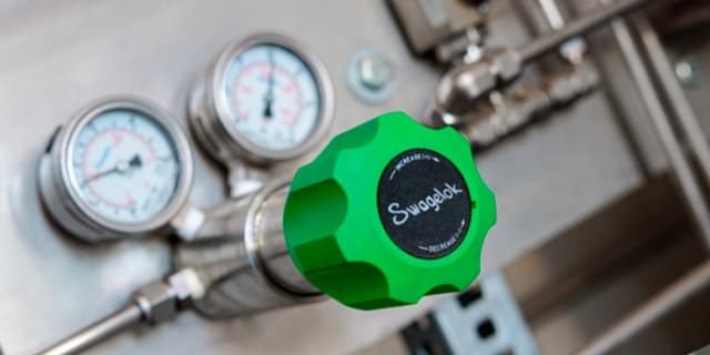 Productos Swagelok en un sistema de fluidos industrial 